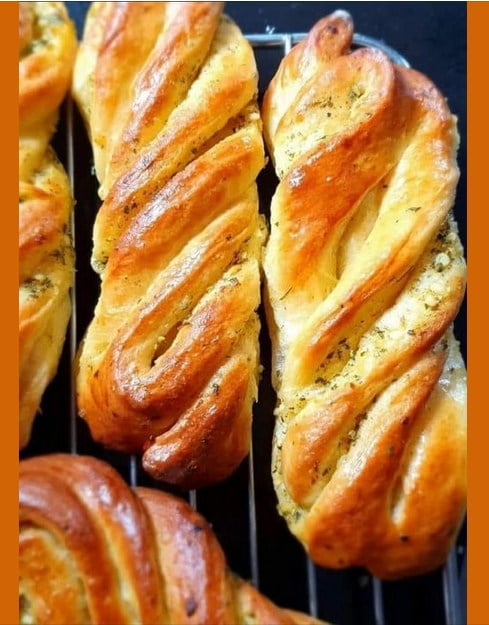 arlic Butter Twist Rolls Recipe